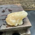 Vue détaillée d'une sculpture de grenouille en pierre précieuse de cristal naturel 4 cm. - Aventurine Orange