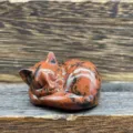 Statuette de chat endormi en cristal sculptée à la main, détail gros plan de décoration. - Obsidienne Acajou