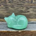Détail de figurine de chat endormi en cristal d'aventurine verte, sculpture de gemme. - Aventurine Verte