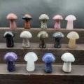 Vue détaillée de figurines de champignons sculptées en pierre de cristal naturel, détail de déco minérale. - Couleurs Mixtes