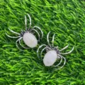 Spilla ciondolo ragno in pietra di cristallo naturale, accessorio di gioielleria insetto. - Quarzo rosa