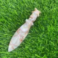 Vista dettagliata del pugnale in pietra semi-preziosa da 12cm con trama naturale. - Pietra a rete rossa