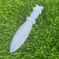 Dettaglio coltello in cristallo opalite, scultura di pugnale in pietra preziosa, finitura liscia. - Opalite