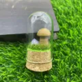 Vue détaillée de cloche en verre champignon cristal avec sculpture et mini cristal violet. - Jaspe