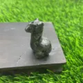 Detailansicht einer handgeschnitzten Alpaka-Figur aus Naturstein, Edelstein Tier Dekoration. - Larvikit