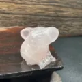 Tallado de koala de cristal de cuarzo rosa natural, estatuilla de animal de piedra preciosa. - Cuarzo rosa