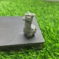 Natürlicher Kristall Stein Alpaka Figur, 4cm Handgemachte Tier Schnitzerei, Edelstein Dekor. - Flammenstein