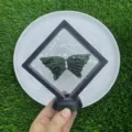 Natürliche Halbedelstein Schmetterlingsflügel Kristall Exemplar Dekor im schwarzen Rahmen. - Rubin-Zoisit (Flügel Set) / 10cm Set