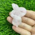 Figurine de serpent en cristal de quartz rose naturel, sculpture de pierre précieuse. - Quartz rose / Blanc