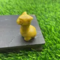 4cm natuursteen alpaca beeldje, schattige edelsteen lama snijwerk sculptuur voor bureau decor. - Gouden Kwarts