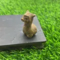 Natuursteen kleine alpaca beeldje, kristal edelsteen schattig dier snijwerk bureaublad ornament. - Goudzijde Jade