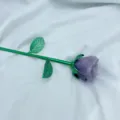 Variante di rosa in cristallo con testa di fiore in cristallo viola e stelo verde. - Fosfosiderite (Ramo Argento)
