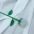 Fiore decorativo di rosa in cristal con gambo in metallo verde e testa di pietra bianca. - Opalite (Ramo Argento)