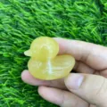 Gros plan d'une figurine de canard en cristal mignon de 4cm, sculpture en pierre naturelle. - Stéatite Dorée
