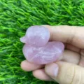 Vue rapprochée de la sculpture de canard en cristal de quartz rose, belle texture naturelle. - Quartz rose