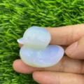 Vue détaillée d'une jolie sculpture de canard en cristal, pierre minérale opaline polie. - Opale