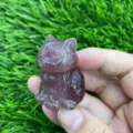 Detailaufnahme der niedlichen Kristall-Sitzkatze aus naturlichem Halbedelstein. - Erdbeerquarz
