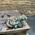 Figurine de grenouille en cristal naturel sculptée, belle sculpture d'animal en pierre. - Éclair Bleu
