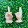 Statuetta con gesto della mano del dito medio in pietra naturale da 5 cm decorazione - Avventurina Arancione