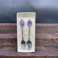 Dettaglio del set cucchiaio e forchetta in acciaio inox con manico in ametista scolpita. - Ametista / Set Cucchiaio e Forchetta