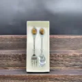 Set di posate con cucchiaio e forchetta in pietra naturale occhio di tigre in confezione. - Occhio di tigre / Set Cucchiaio e Forchetta