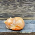 Jolie figurine de chat endormi en cristal sculpté, pierre semi-précieuse orange 4cm. - Crépuscule