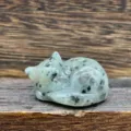 Figurine de chat endormi en cristal vert 4cm sculpture d'animal en pierre precieuse deco - Kiwi