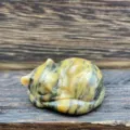 Figurine chat endormi en cristal 4 cm sculptée à la main, décoration en pierre semi-précieuse naturelle. - Jaspe Léopard