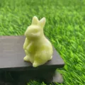 Natuursteen konijnen Beeldje, 4cm edelsteen snijwerk dier standbeeld voor bureau. - Xiu Jade