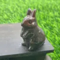 Natuurstenen gesneden konijnenbeeldje variant, mooie bruine edelsteen dierendecor 4cm. - Mahonie obsidiaan