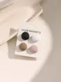 Gedetailleerde close-up van kleurrijke ronde magnetische hijab-spelden en sjaalclips set. - Set van 4 Paar / Aardetint