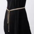 Elegante cadena de cintura de metal con diamantes de imitación para vestido de mujer. - Blanco