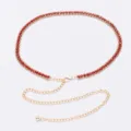 Elegante cadena de cintura con estrases rojos y eslabones metalicos dorados para vestidos. - Rojo