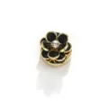 Elegante copribototone a fiore di camelia nero e oro per camicie e accessori di stile. - Camelia Piccola / Nero