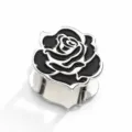 Vista de cerca detallada de un elegante anillo para bufanda de rosa de esmalte. - Blanco K/Plata