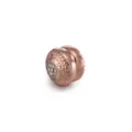 Primo piano della fibbia per sciarpa magnetica in oro rosa con motivo floreale e strass centrali. - Oro rosa