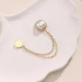 Detailopname van de gouden magnetische taille gesp met parel en ketting voor kleding. - Venetiaanse Ketting