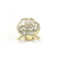 Elegante anello per sciarpa fiore di camelia dorato con smalto bianco, perle e strass. - Bianco
