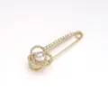 Spilla di sicurezza dorata con strass scintillanti ed elegante perla bianca centrale. - Fiore a tre petali dorato 6,7 cm