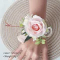 Rosa Rosen Handblume für Hochzeit, Brautjungfern Korsage mit Band und grünen Blättern, 11x9cm. - Handgelenk-Corsage / 11x9cm / Hellrosa