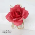 Anello per tovaglioli con rosa rossa e spago di juta, accessorio decorativo da tavola. - Rosso