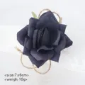 Portatovaglioli con rosa artificiale nera e corda di juta per decorazione tavola. - Nero