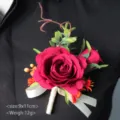 Rote Rosen Hochzeits-Boutonnière mit grünen Blättern und weißem Band für den Bräutigam. - Ansteckblume / 9x11cm / Rot