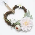 Künstlicher Blumenkranz mit weißen Pfingstrosen und grünen Blättern für die schöne Wanddeko. - Hellchampagner