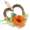 Herzförmiger künstlicher Blumenkranz, rustikale Reben-Hängedeko für Wand und Zuhause. - Orange