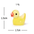 Gros plan de détail d'une figurine miniature en résine de petit canard jaune accessoire. - Jaune