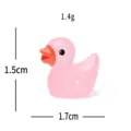 Vue détaillée de figurine de canard rose miniature avec spécifications de taille DIY. - Rose rosé