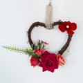 Künstlicher Herz Blumenkranz Rote Rose Rattan Hängend Dekoration für Hochzeit Wand Tür 86 - Rot
