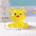 Niedliche leuchtende sitzende Rentier Harzfigur fuer Weihnachten DIY Mikro Landschaft Dekor. - Sitzende Weihnachtsrentiere Gelb