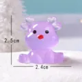 Mignonne figurine de cerf assis en résine violette translucide micro paysage accessoire 1pc - Renne de Noël assis violet